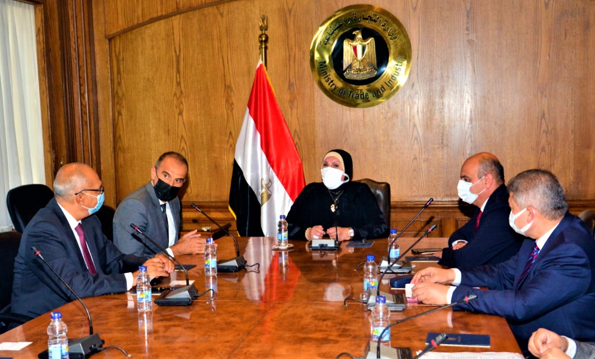 «جنرال موتورز» تعتزم تطوير مصنعها في مصر وتشيد ببرنامج مساندة صادرات السيارات