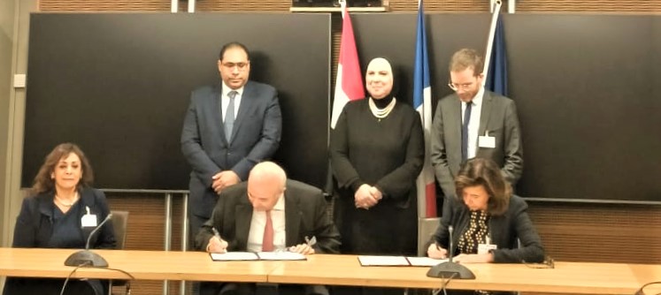 وزير التجارة والصناعة المصرية تشهد توقيع بروتوكول