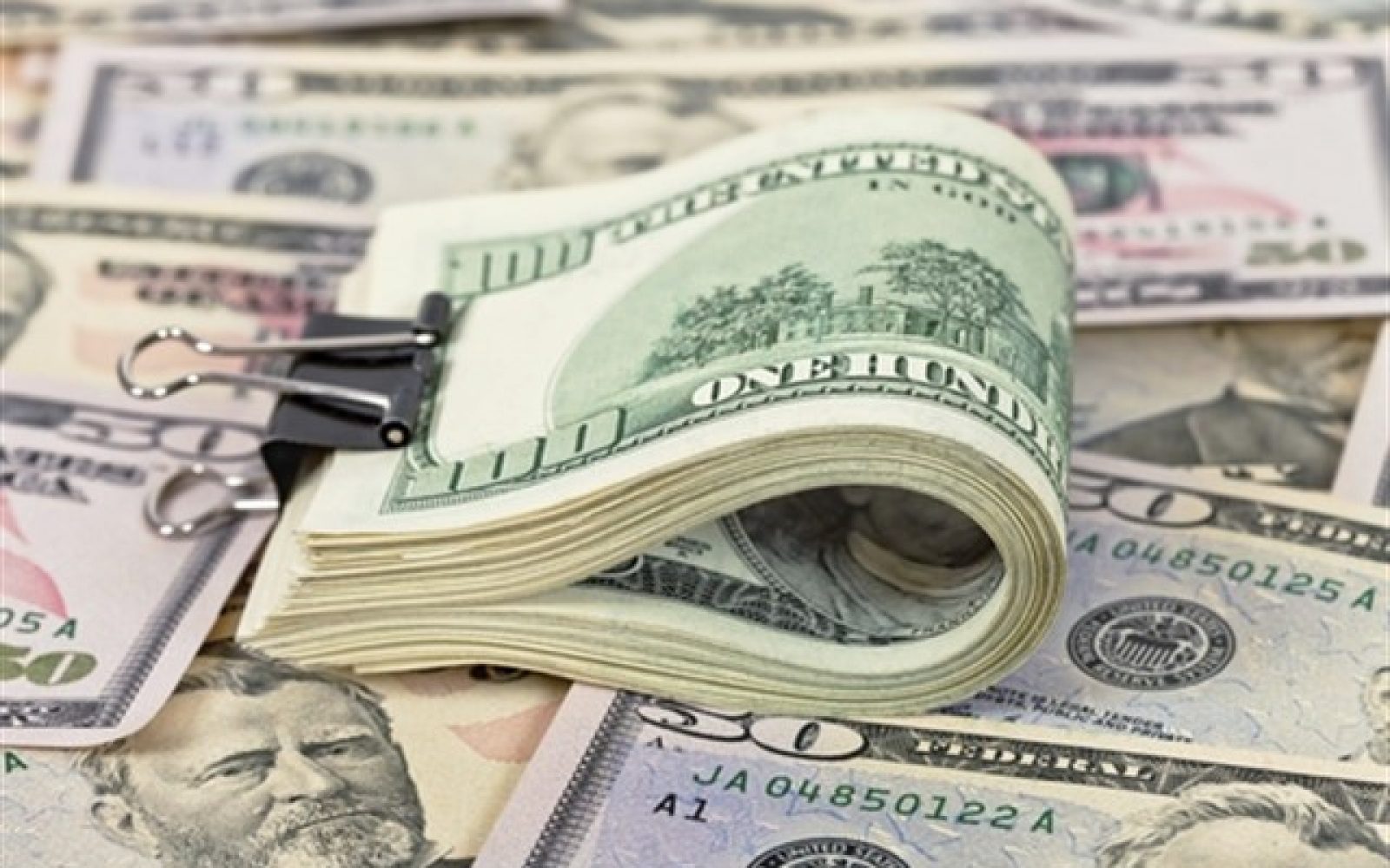 سعر الدولار الآن في البنوك ... «أبو ظبي الإسلامي» الأعلى للبيع