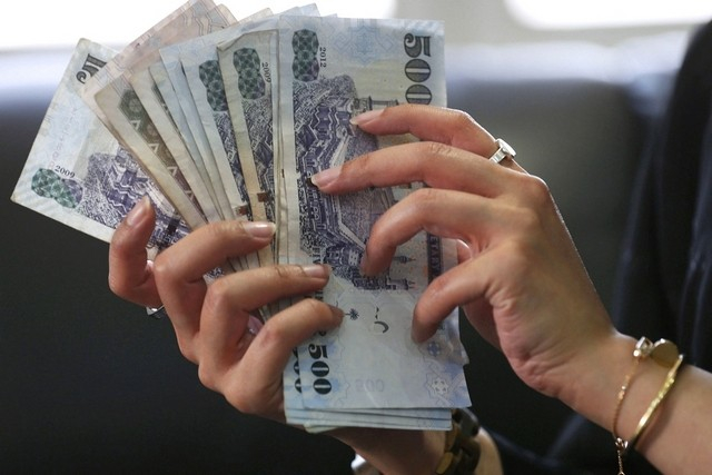 سعر صرف الريال السعودي ...4.85 جنيها بالبنك المركزي