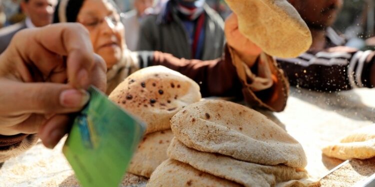 شائعة: اعتزام الحكومة إلغاء دعم الخبز لأصحاب البطاقات التموينية