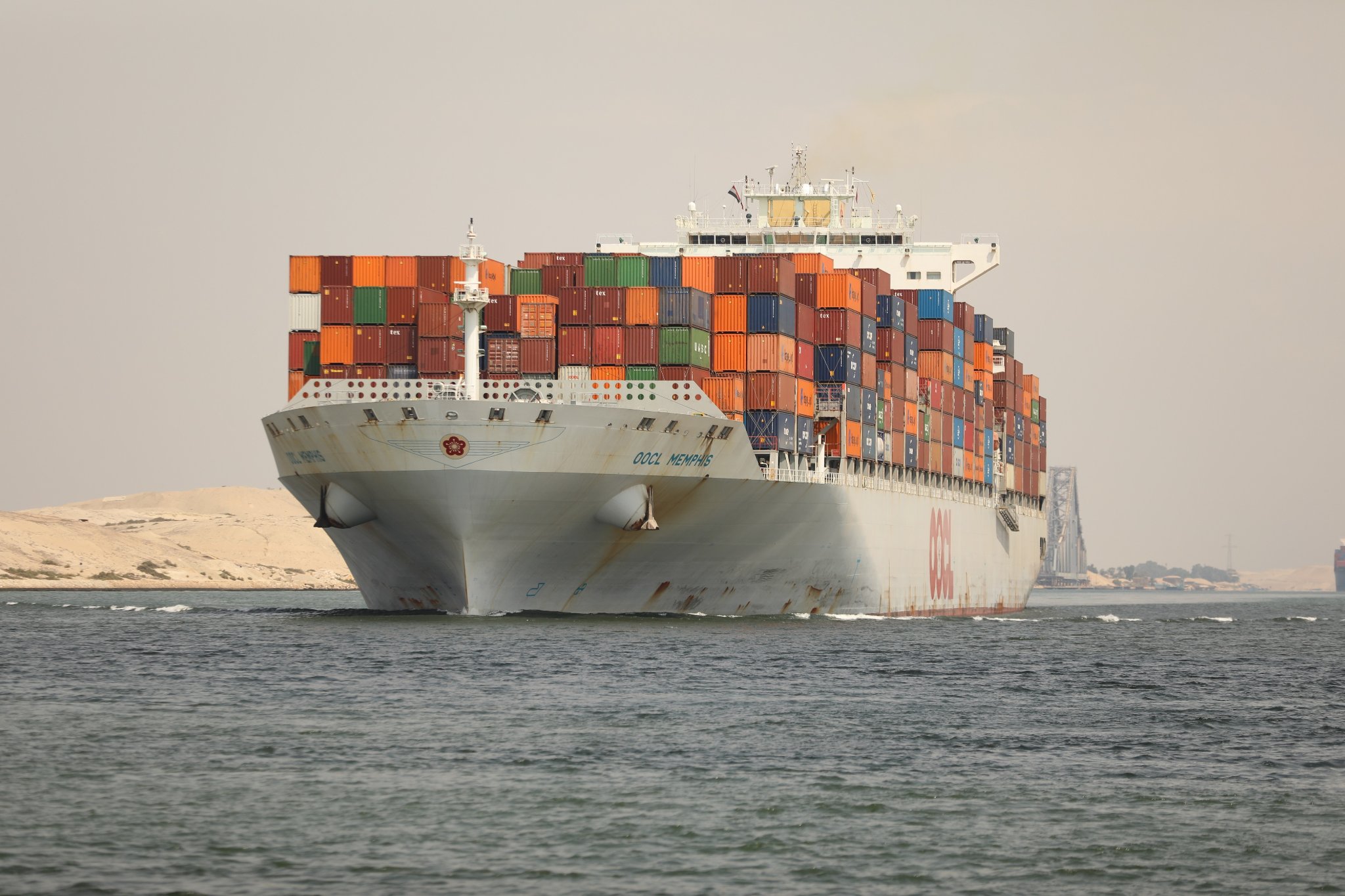 قناة السويس تشهد عبور 57 سفينة من الاتجاهين بحمولات صافية 3.4 ملايين طن