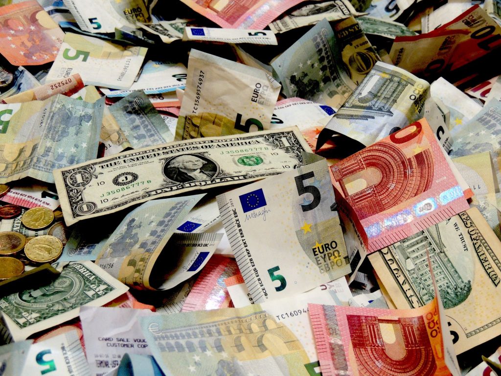 أسعار صرف العملات العربية والأجنبية بالبنوك اليوم الخميس 1-9-2022