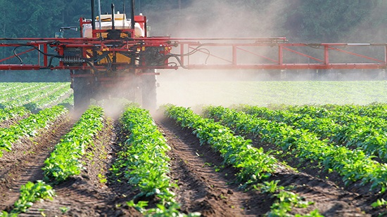 «الزراعة» تنفي تداول مبيدات زراعية محظورة تتسبب في تسمم المحاصيل