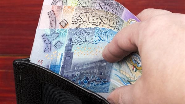 سعر الدينار الكويتي يرتفع لـ96 جنيهًا في البنوك