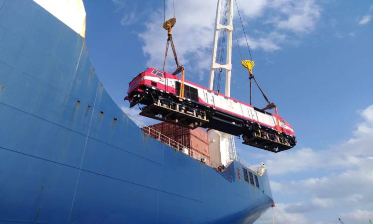 «النقل» تعلن وصول أول جرار أمريكي جديد إلى ميناء الإسكندرية