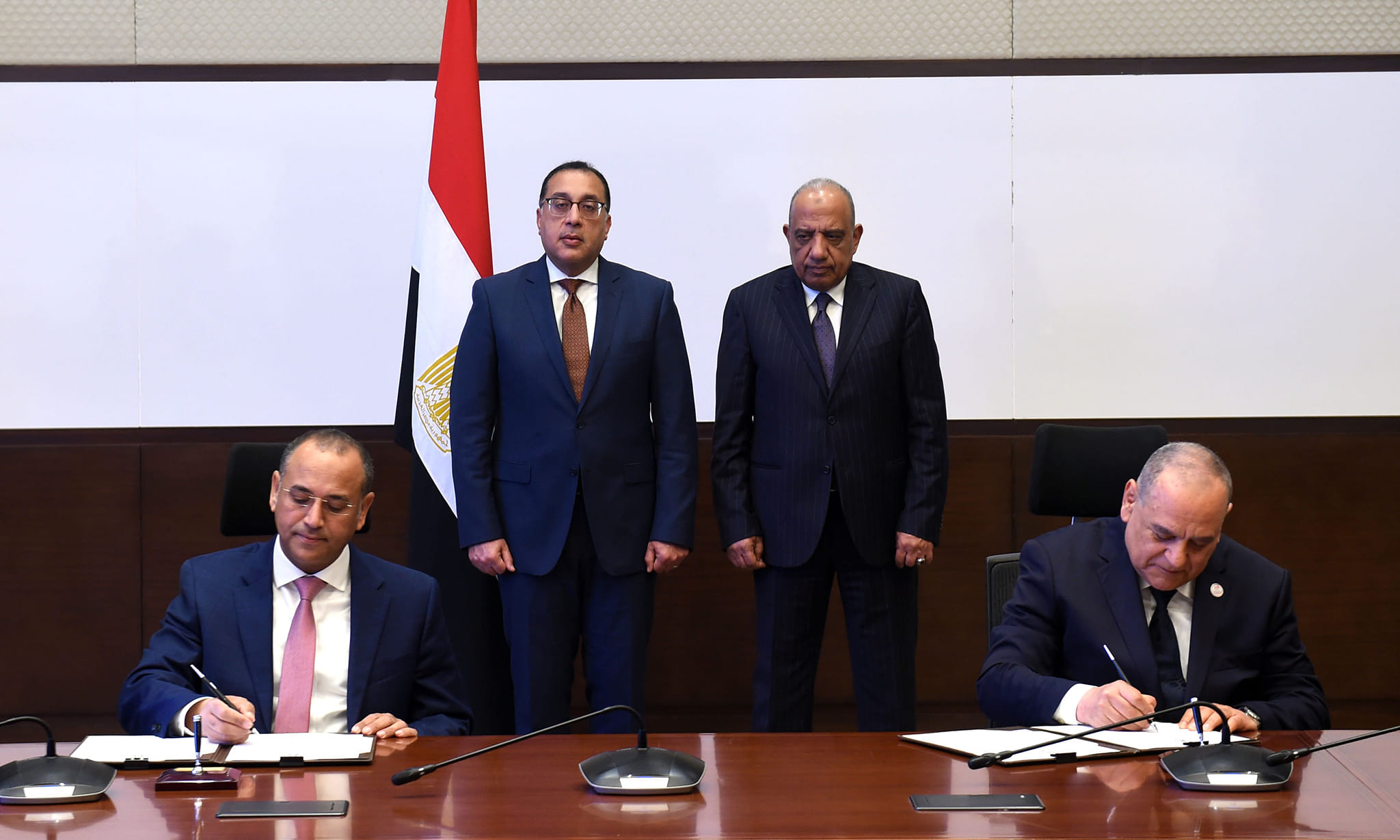 الحكومة توقع اتفاقية مع «السعودية المصرية للاستثمارات» لتطوير شركة النصر للزجاج والبلور