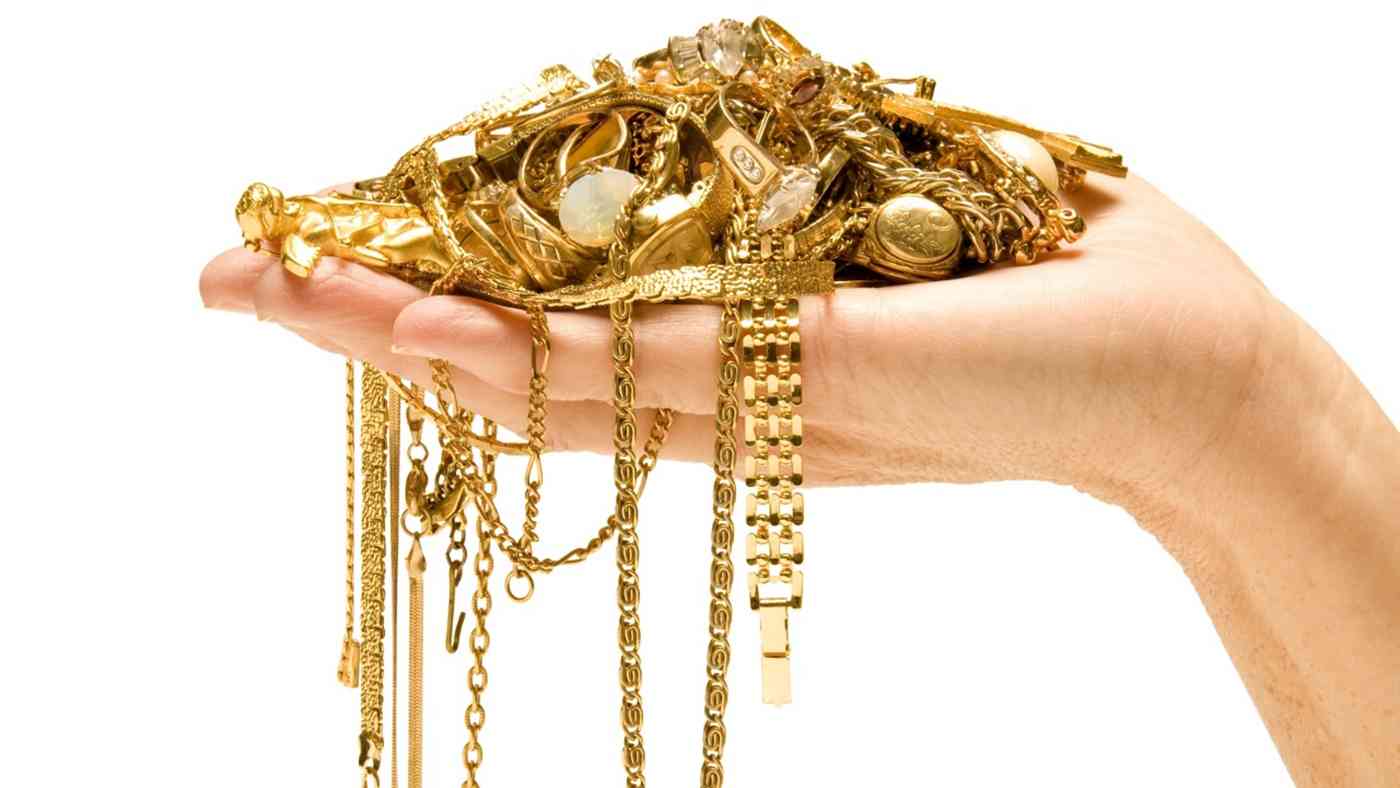 لماذا يرتفع الذهب محليًا مقارنة بأسعاره عالميًا؟