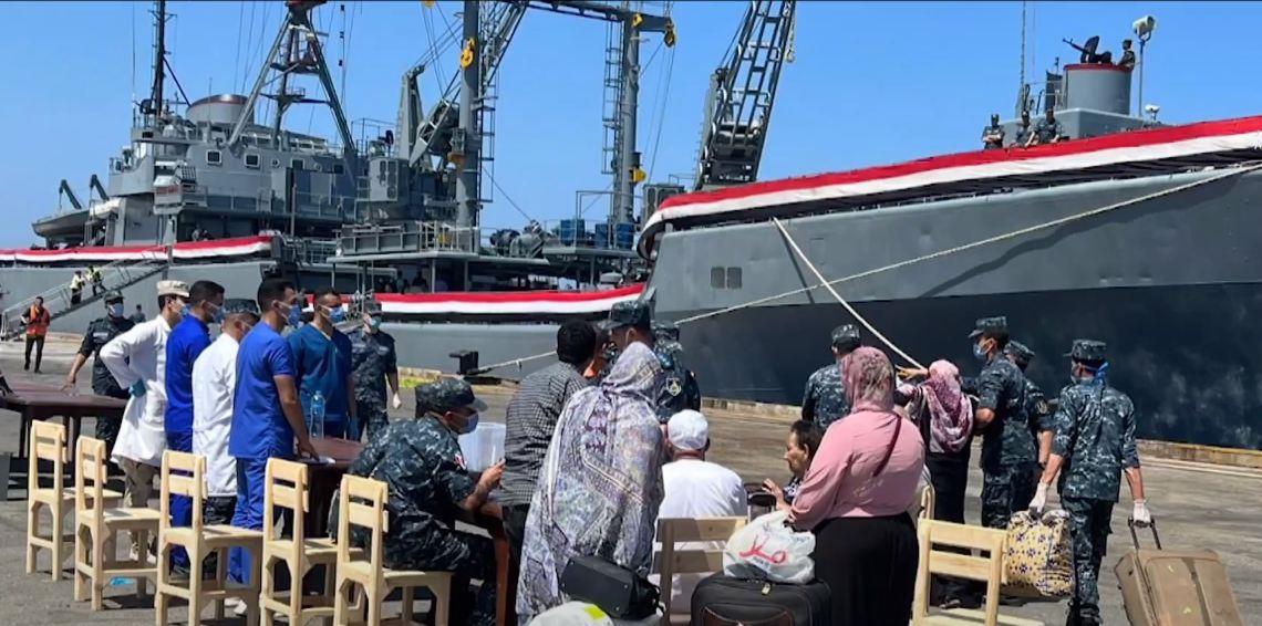 بدء إجلاء عالقين مصريين وآخرين من ميناء بورتسودان بـ«سفينة حربية مصرية»