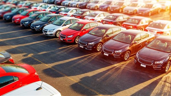 تراجع المبيعات وخفض الاستيراد.. ماذا يحدث في سوق السيارات؟