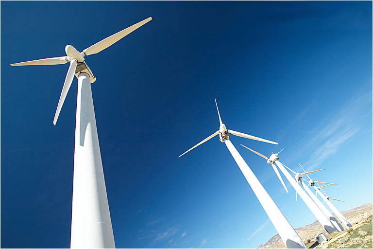 مصر توقع اتفاقية مع تحالف «مصدر الإماراتية» لإنشاء مشروع لتوليد الكهرباء من الرياح بـ11 مليار دولار