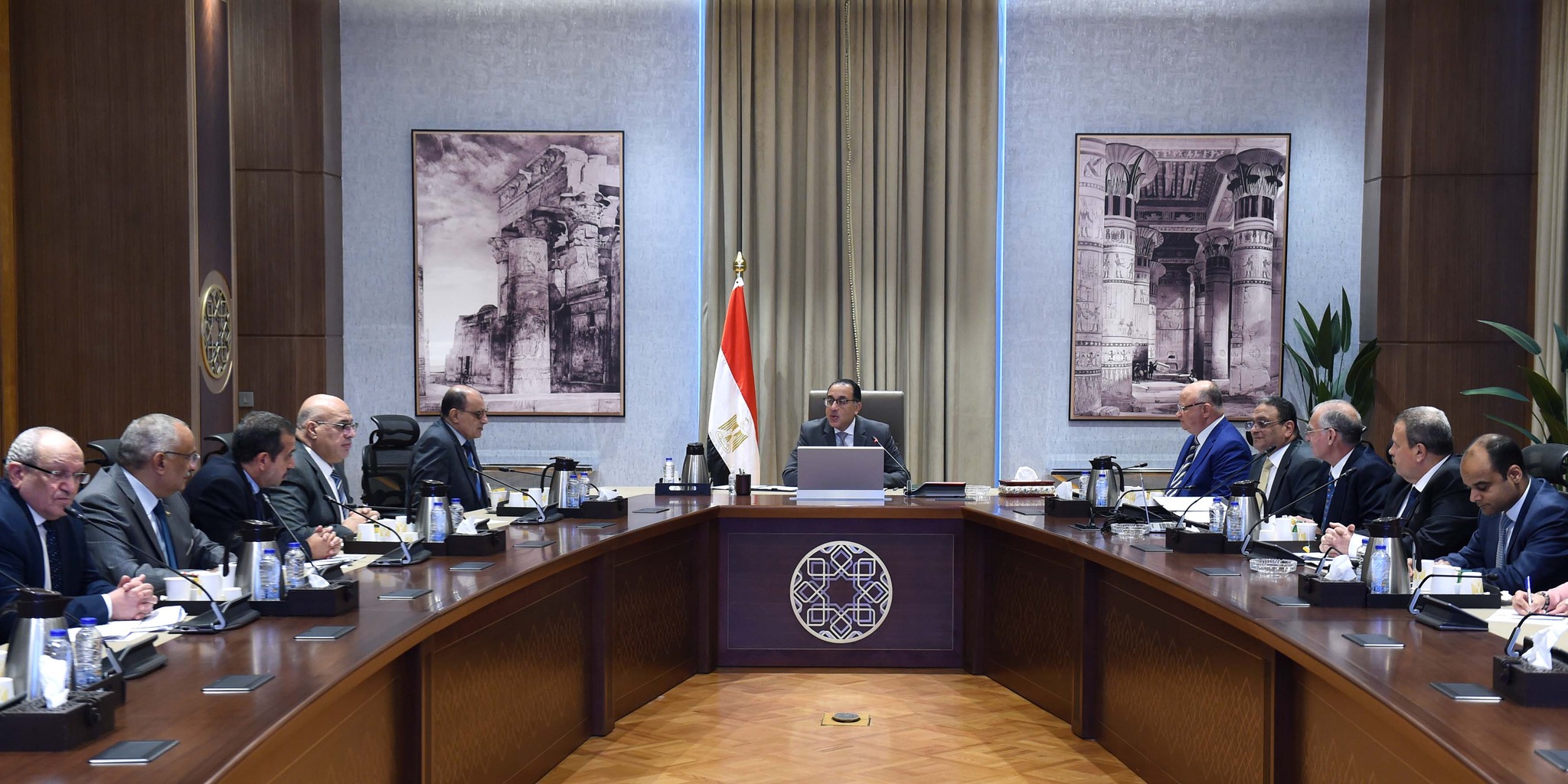 رئيس الوزراء يستعرض مقترحات تطوير المنطقة المحيطة بمحطة سكك حديد مصر