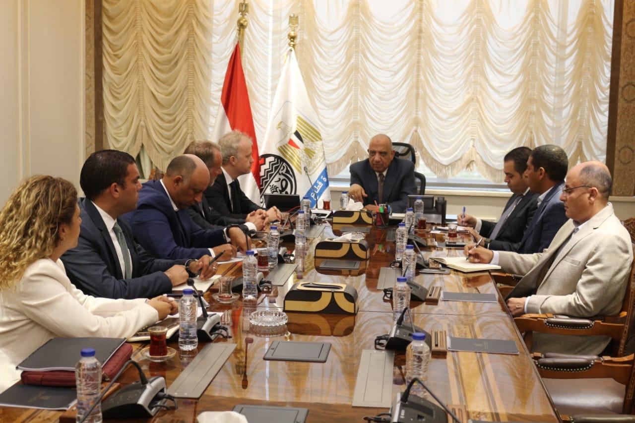 وزير قطاع الأعمال يبحث مع تحالف مصري فرنسي إنشاء محطتي طاقة شمسية