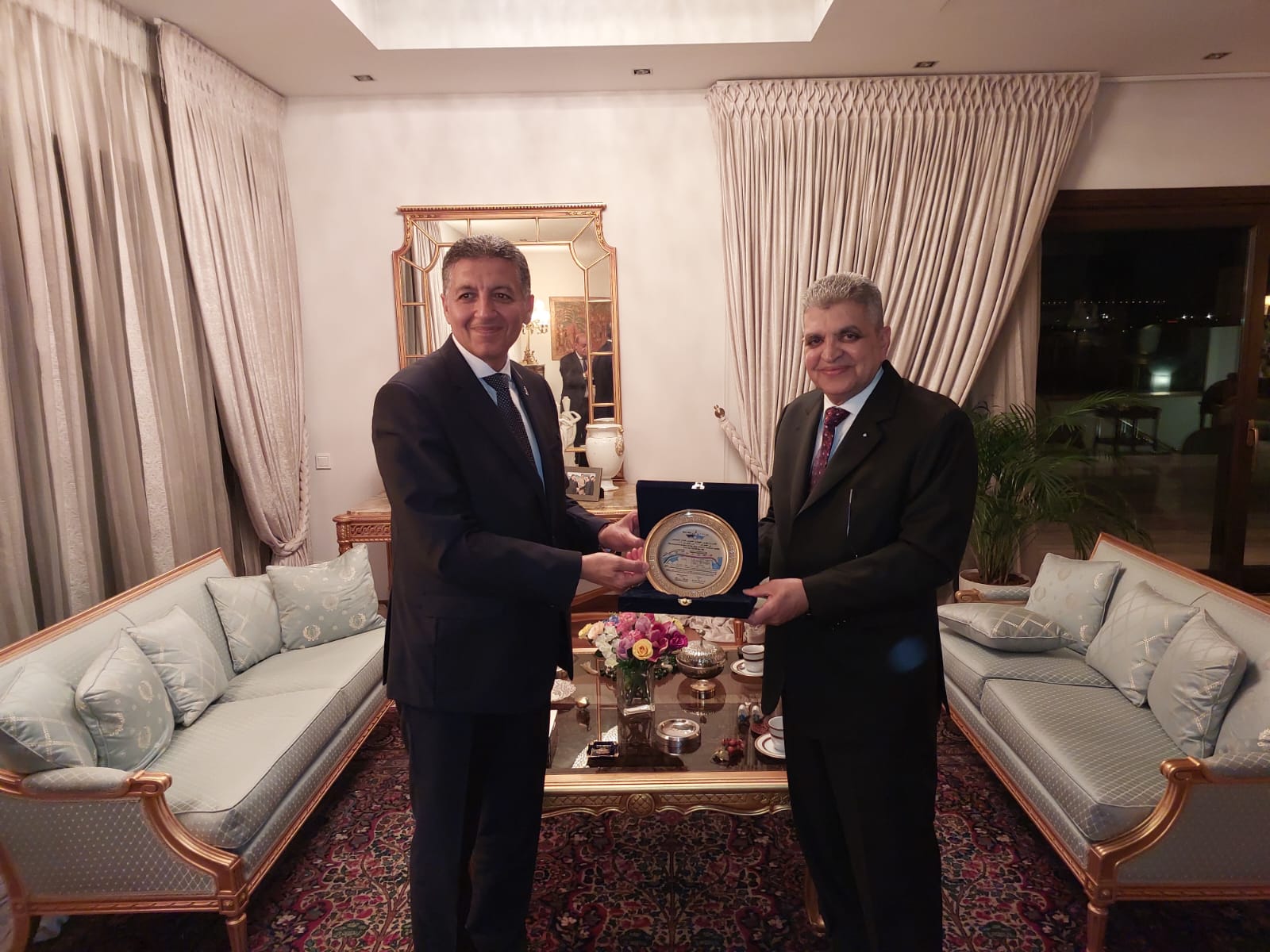 رئيس قناة السويس يبحث مع السفير المصري في اليونان سبل جذب الاستثمارات اليونانية