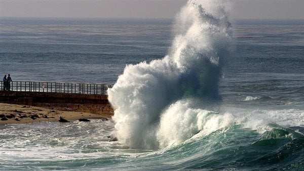 اضطراب حركة أمواج شواطئ البحر المتوسط خلال عطلة الأسبوع.. والأرصاد: «توخوا الحذر»