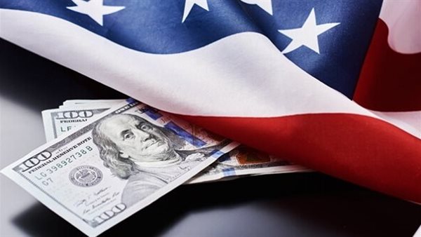 مؤشر الدولار يحقق مكاسب بـ0.39% عقب خفض التصنيف الائتماني لأمريكا