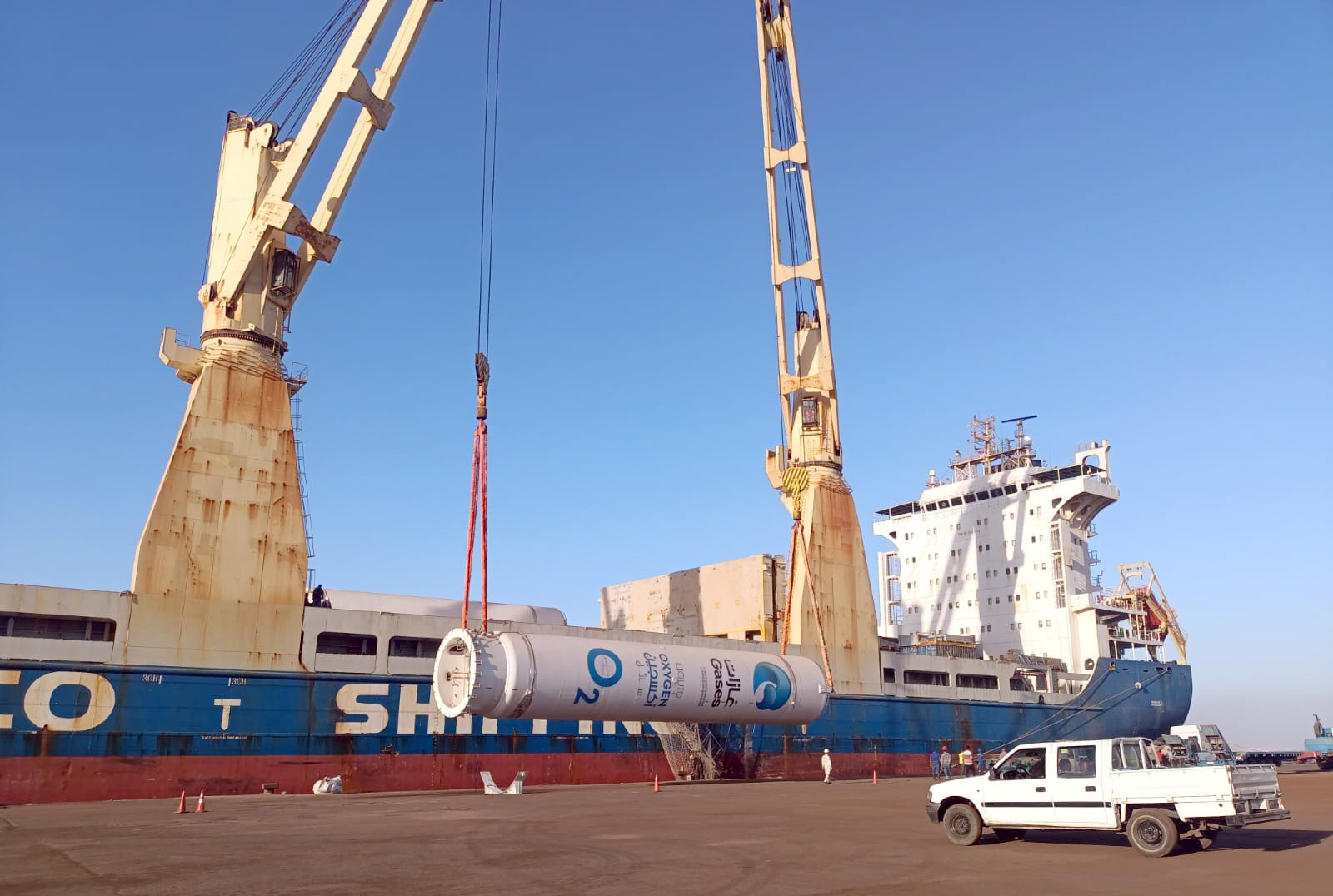 بوزن 2927 طن.. ميناء الأدبية يستقبل سفينة مهيئات على متنها معدات حيوية لصناعة الأدوية