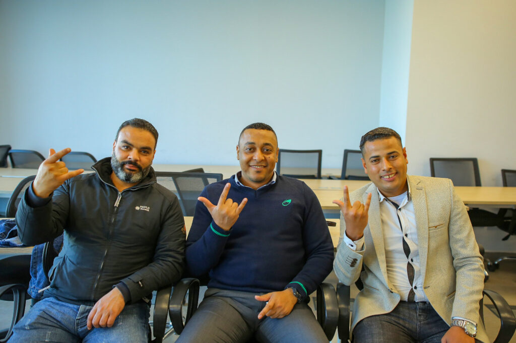 «البريد» تطلق برامج تدريبية على لغة الإشارة للعاملين بمكاتبها