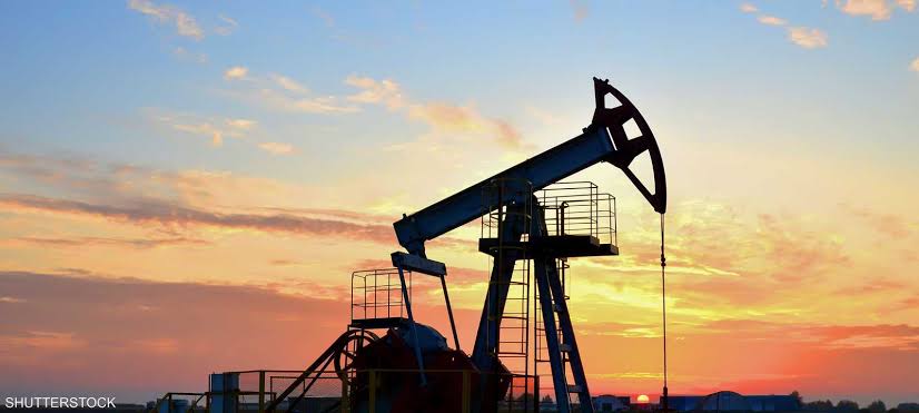 أسعار النفط تهبط لأدنى مستوياتها خلال 3 أشهر بسبب زيادة المعروض