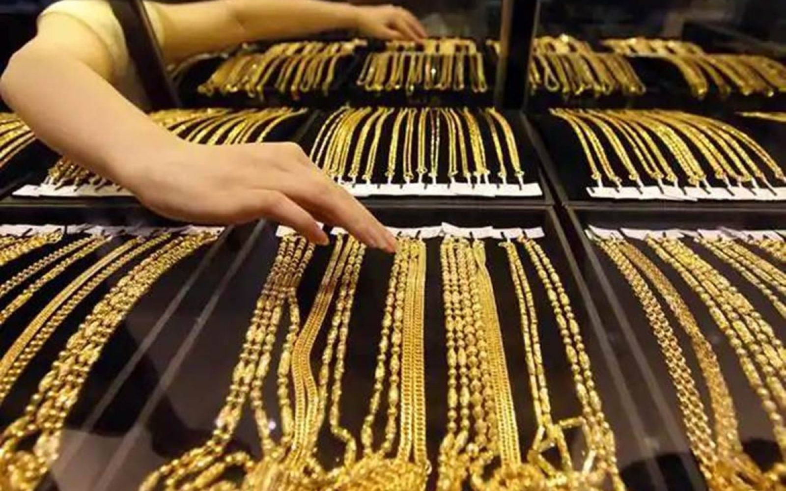 أسعار الذهب تتراجع 65 جنيهًا بتعاملات اليوم الخميس