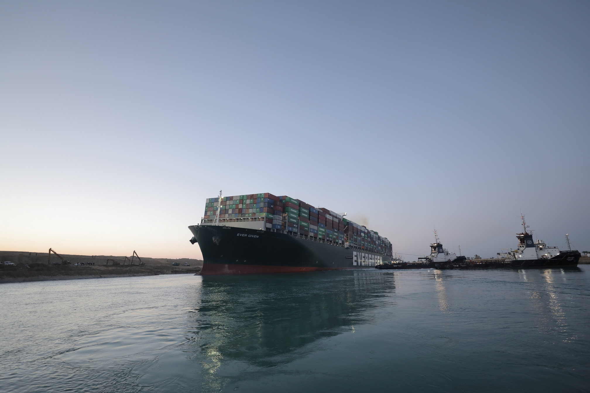 «قناة السويس»: تتعامل مع توقف الملاحة بعد اصطدام سفينة حاويات بكوبري «منسي»