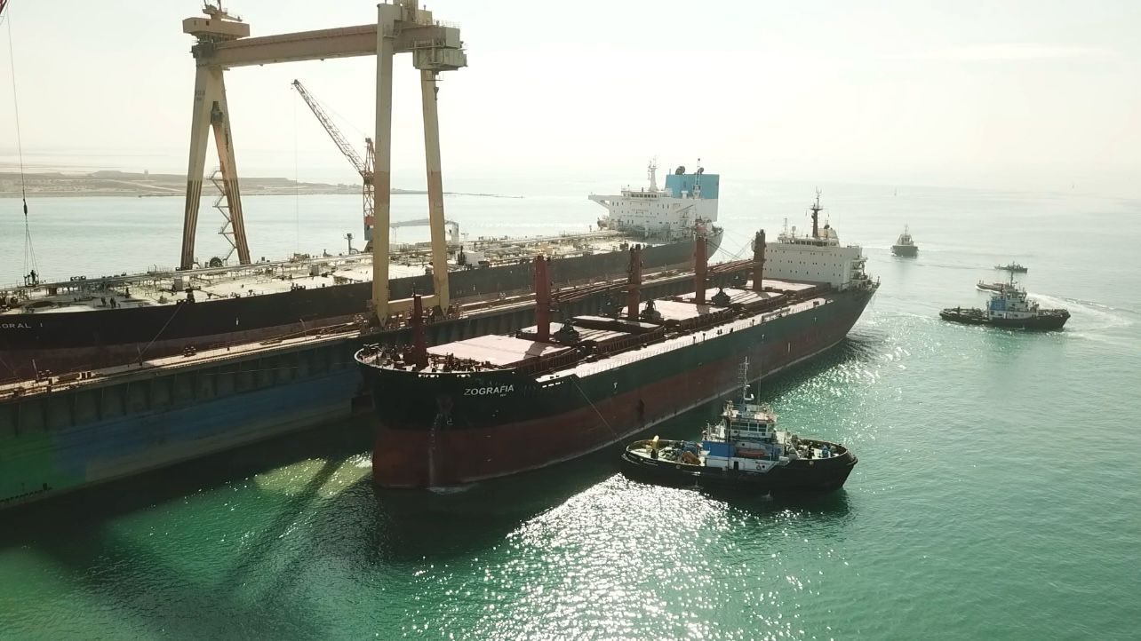 قناة السويس تستقبل السفينة «ZOGRAFIA» لإصلاحها بعد تعرضها لهجوم في البحر الأحمر