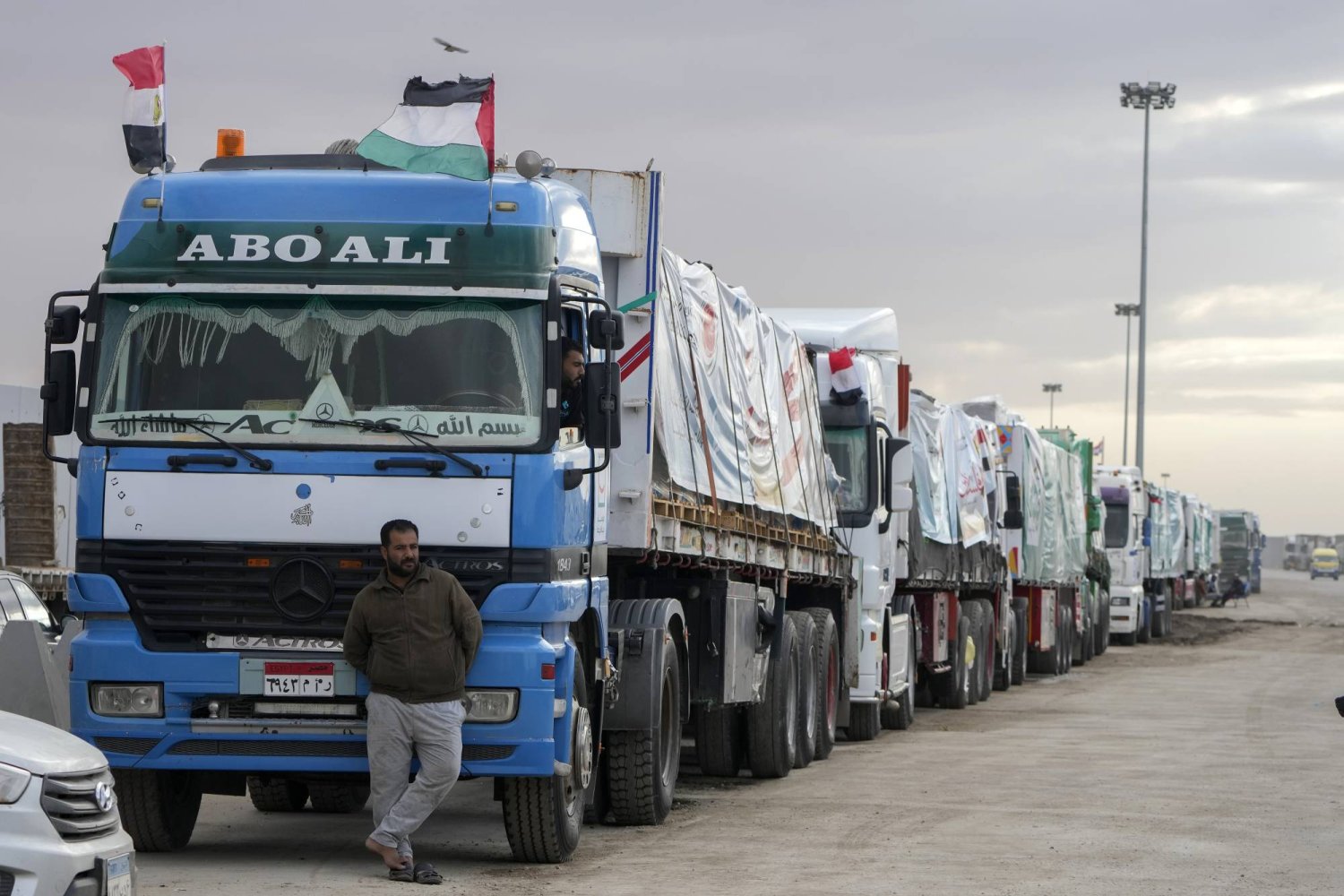 معبر رفح يشهد مرور دفعة شاحنات مساعدات جديدة فى طريقها لغزة