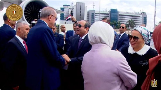 السيسي وقرينته يستقبلان الرئيس التركي وزوجته بمطار القاهرة
