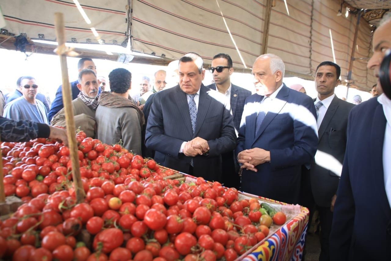 وزير التنمية المحلية يتابع التزام التجار بأسعار السلع الأساسية من الخضروات والفاكهة