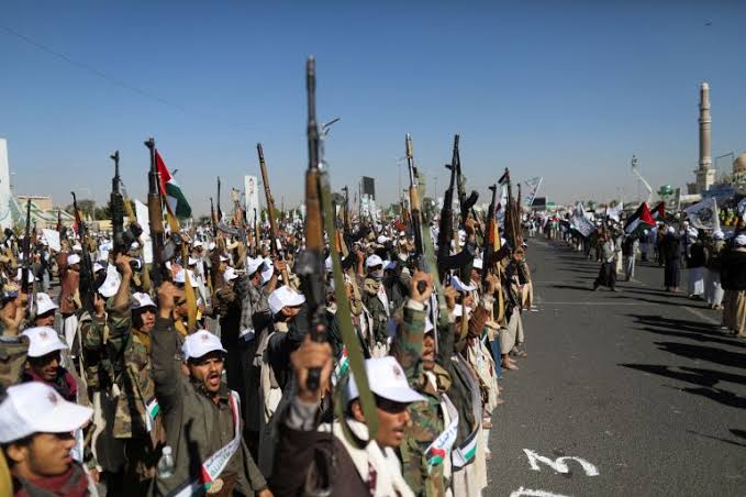 جماعة الحوثيين تعلن استهداف سفينة في خليج عدن