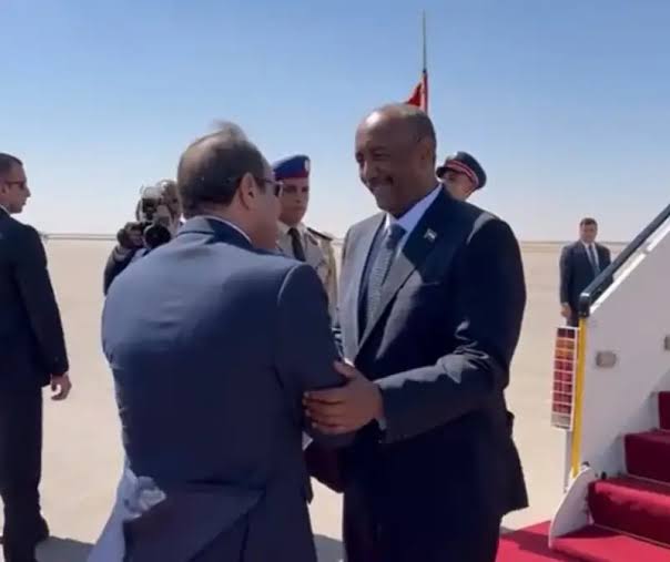 السيسي يستقبل رئيس مجلس السيادة السودانى فور وصوله القاهرة