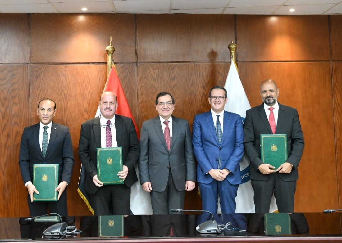 وزير البترول يشهد توقيع اتفاقيتين للخدمات الاستكشافية والإنتاجية بخليج السويس