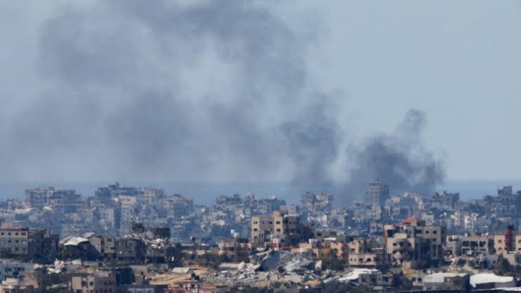 الاحتلال الإسرائيلي يقصف مناطق سكنية غرب خان يونس فى قطاع غزة