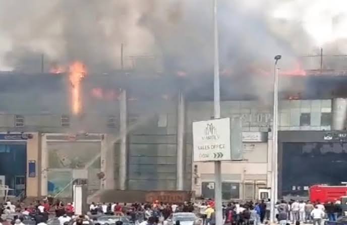 السيطرة على حريق نشب بمجمع بنوك في التجمع الخامس بدون خسائر