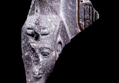 رأس تمثال الملك رمسيس الثاني تصل إلى مصر بعد استعادتها من سويسرا