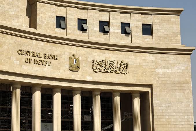 المركزي المصري يعلن تراجع تحويلات المصريين بالخارج بنحو 29.9 % خلال 3 أشهر