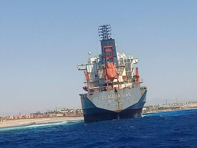 وصول سفينة الغاز الليبيرية الجانحة بخليج العقبة إلى ميناء سفاجا البحري